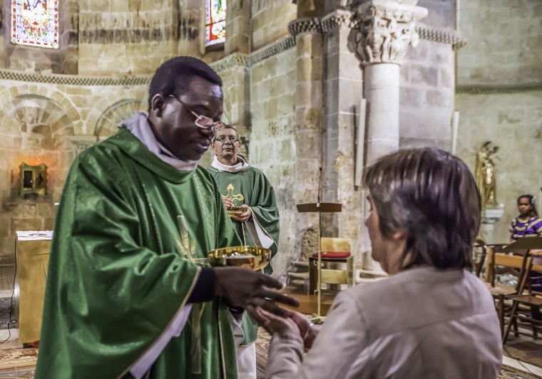 5 Le père Alexis Bankolé donne la communion 1bis 180916.jpg
