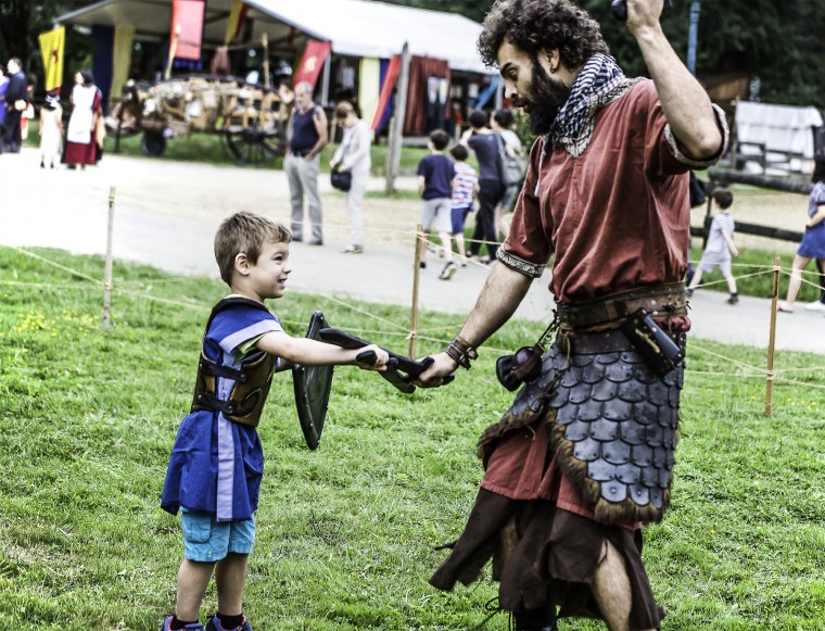 2 Il apprend aux enfants le combat à l'épée 1bis 050817.jpg