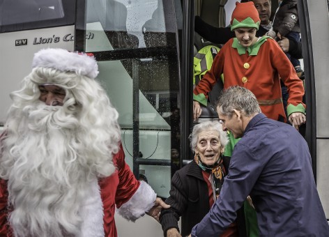 2 Le Père Noël arrive avec la doyenne Huguette Podenas 1bis 101217.jpg
