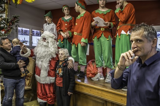 3 Le Père Noël avec ses aides à droite Laurent Mamothe maire de Sorbets 1bis 101217.jpg