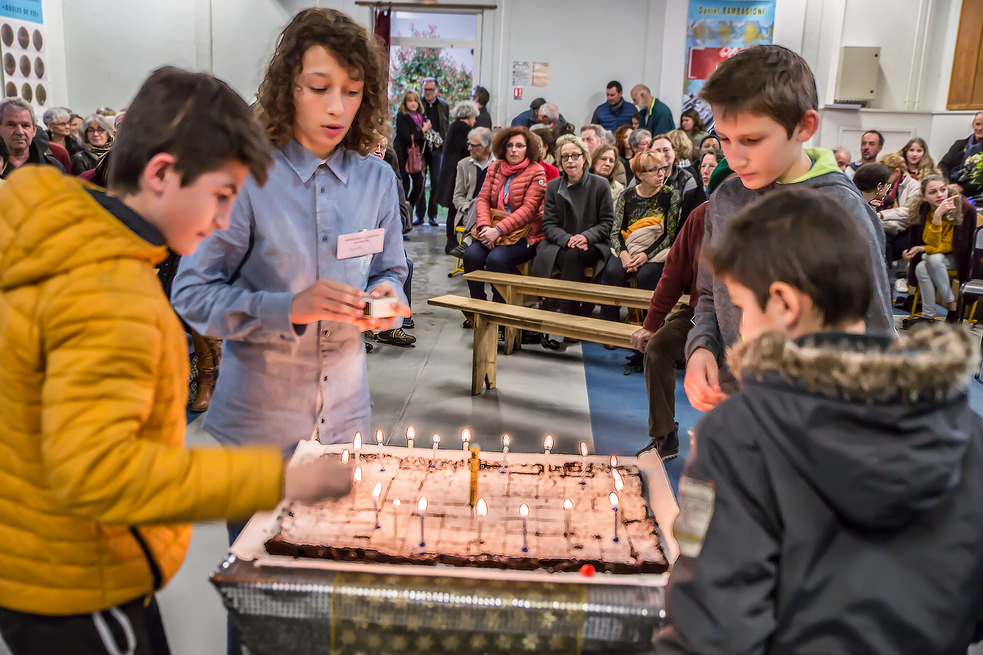 18 Les enfants allument les bougies du gâteau 1bis 100318.jpg
