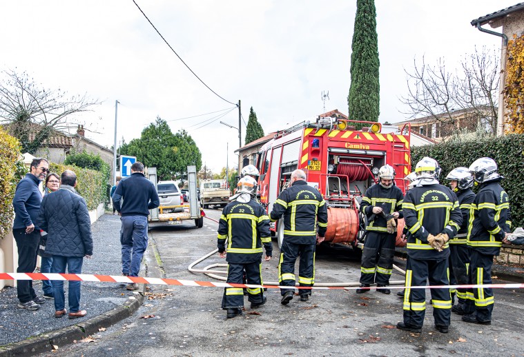 1 La rue d'Estalens occupée par les sapeurs-pompiers 1bis 291119.jpg