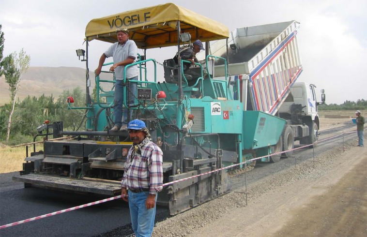 DR WikipediaAF-asphalt-laying-machine.jpg