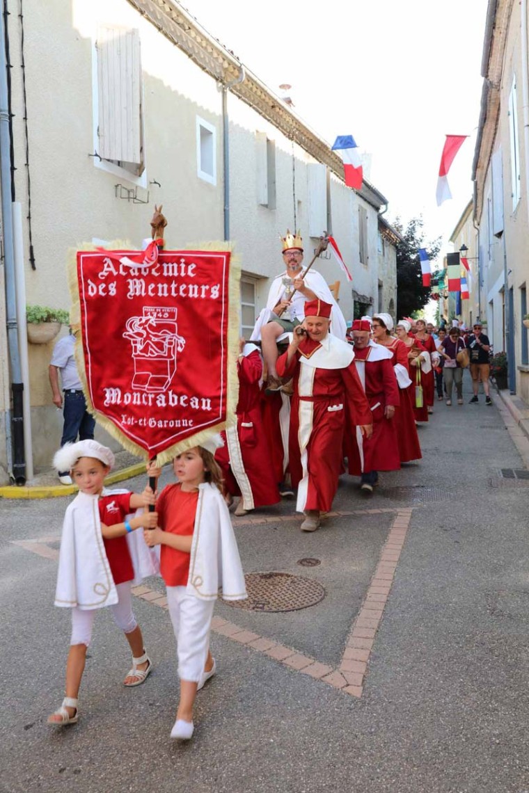 defile-festival-roi-menteurs-moncrabeau (1).jpg