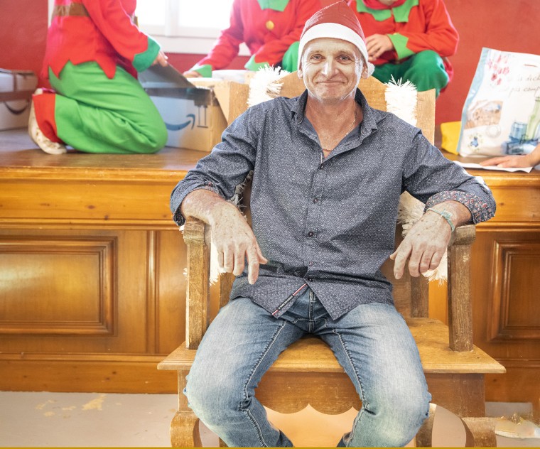 1 Laurent Lamothe essaie le fauteuil du Père Noël 1bis 181222.jpg