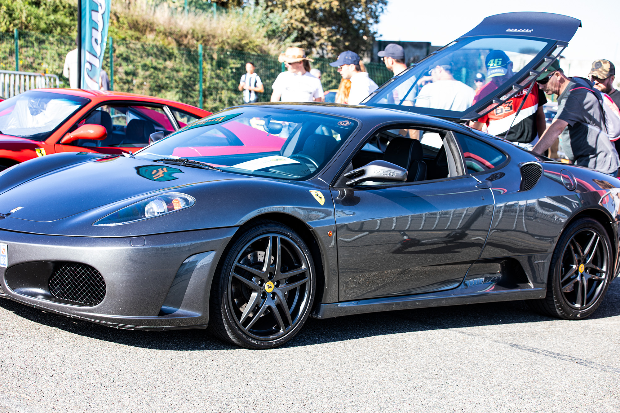 12 Une Ferrari noire 1bis 081023.jpg