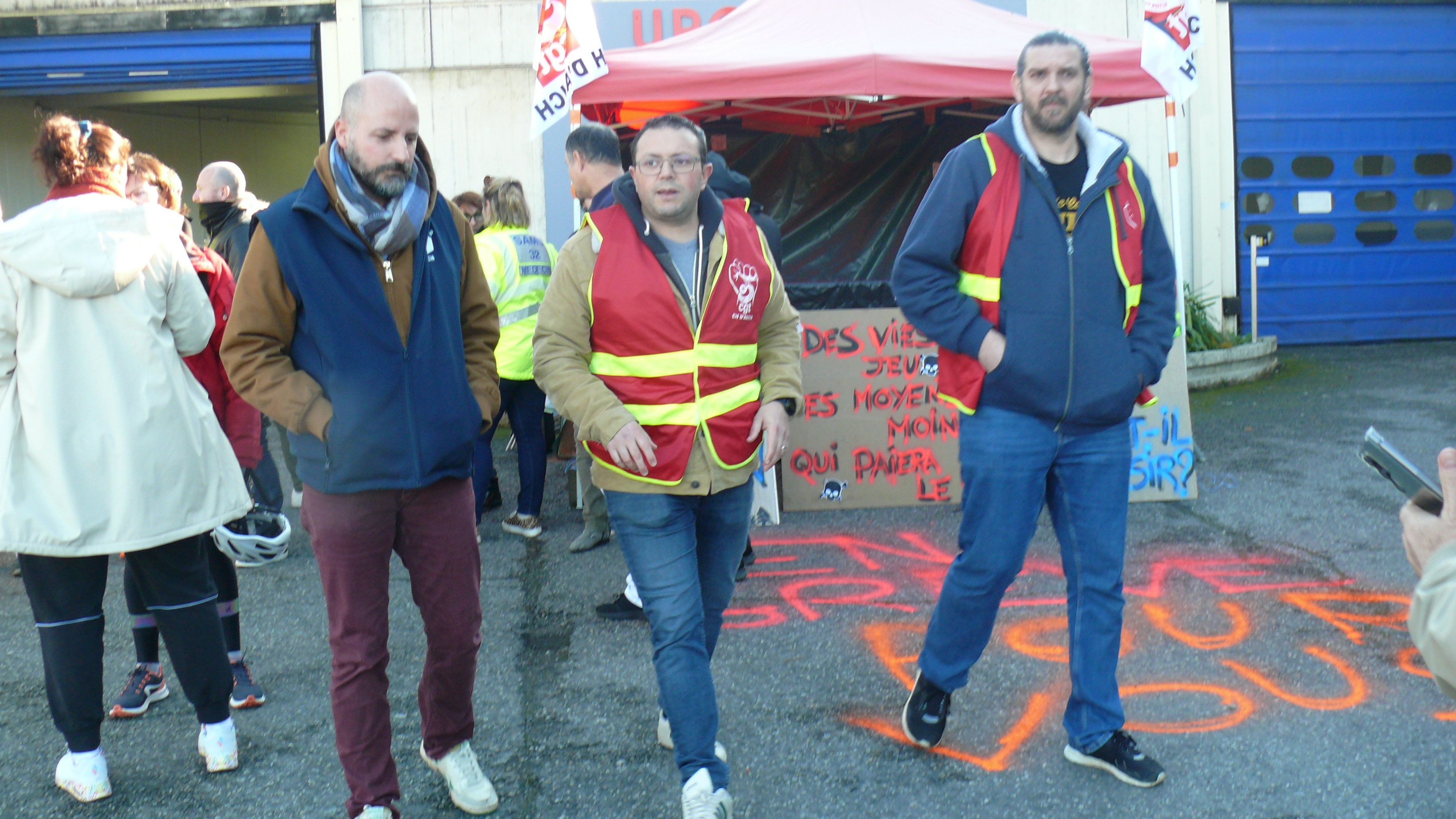 Les délégués syndicaux : Nicolas Schmitt, Benoît Dossat, Loïc Haudegond.
