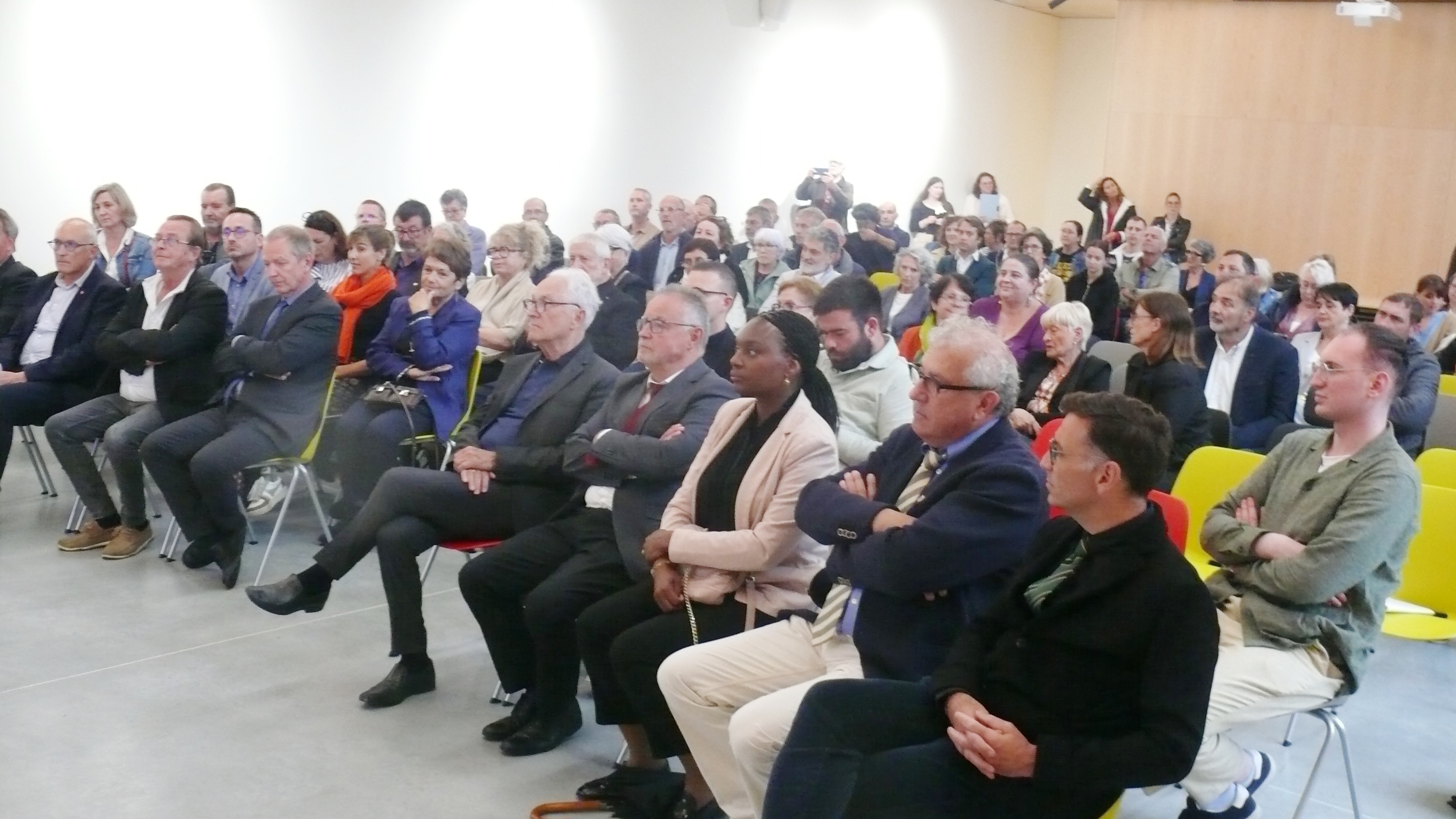 La salle de conférence bien garnie pour l'inauguration.