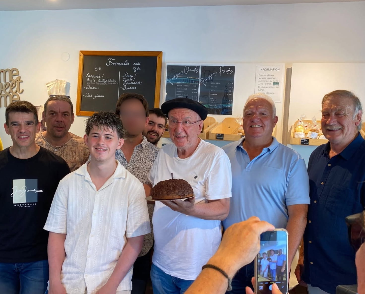 Générosité et sympathie avant concert pour Nadau au sein de la pâtisserie riscloise.