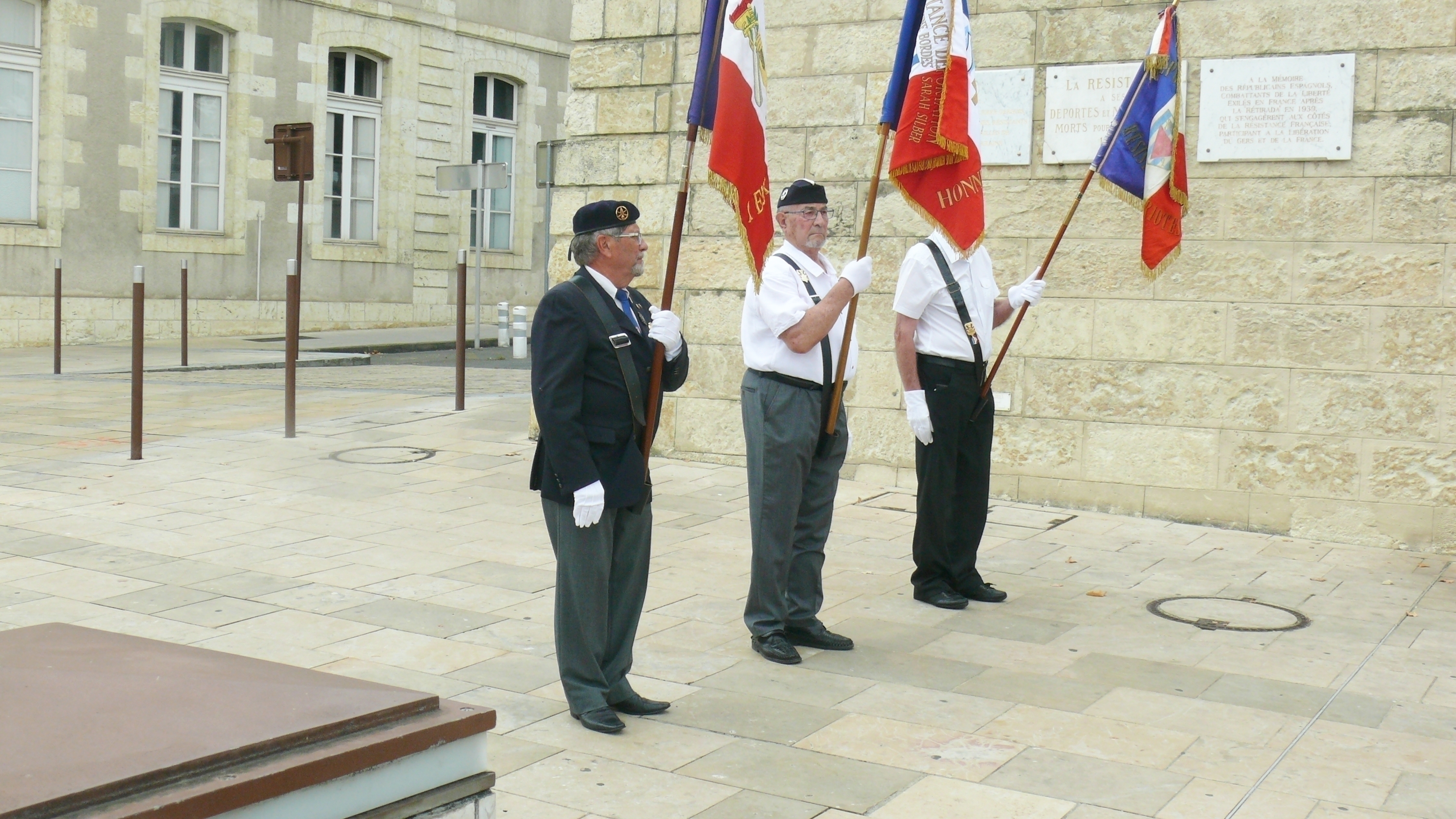 Porte-drapeaux.