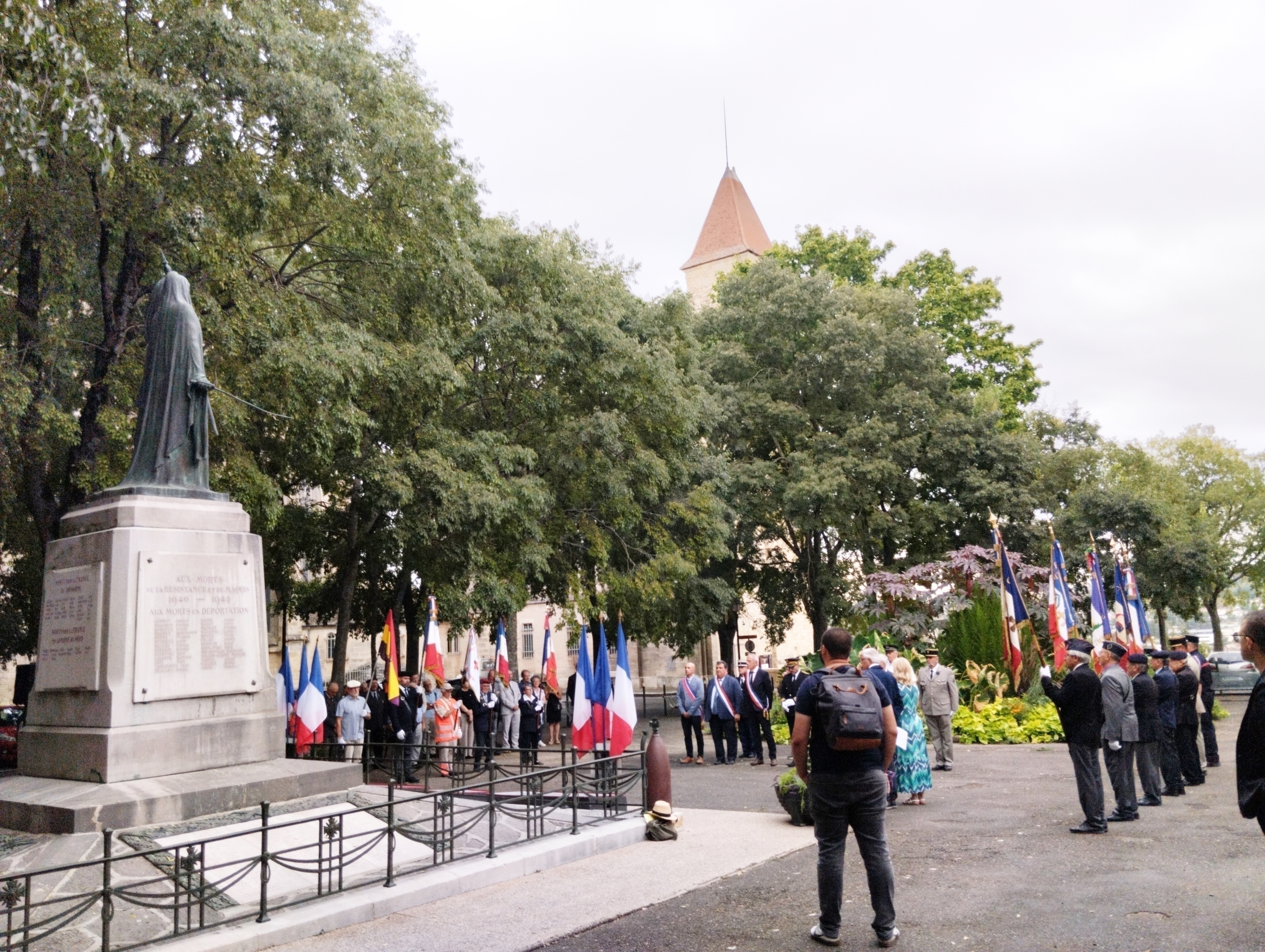 Monument aux morts, place Salinis.