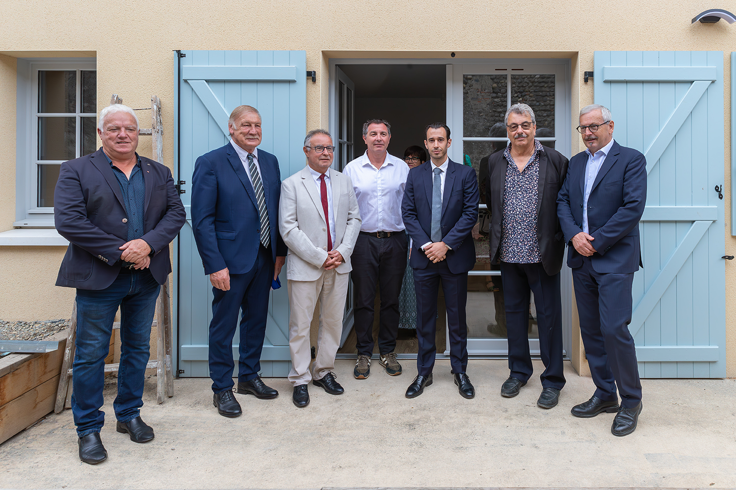 René Castes, Conseiller Départemental;  Christophe Terrain, maire de Riscle; Philippe Dupouy, Président du Conseil Départemental;   l'architecte de ADXL Architecture;  Raphaël Farges, Sous-Préfét de Mirande;  Michel Petit, Président de CCAA;  et Jean-René Cazeneuve, Député du Gers