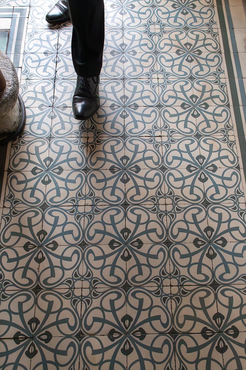 beau carrelage ancien dans le couloir