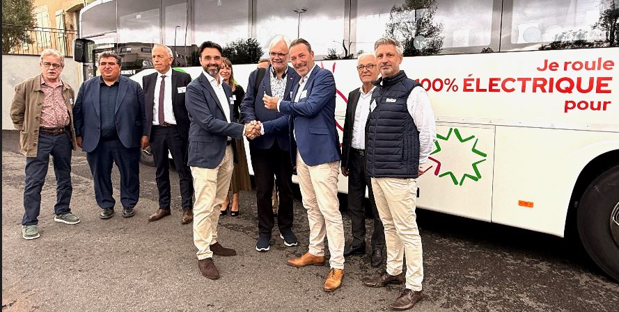 Clément Verdié remet les clés à Jean-Luc Gibelin, vice-président de la Région Occitanie