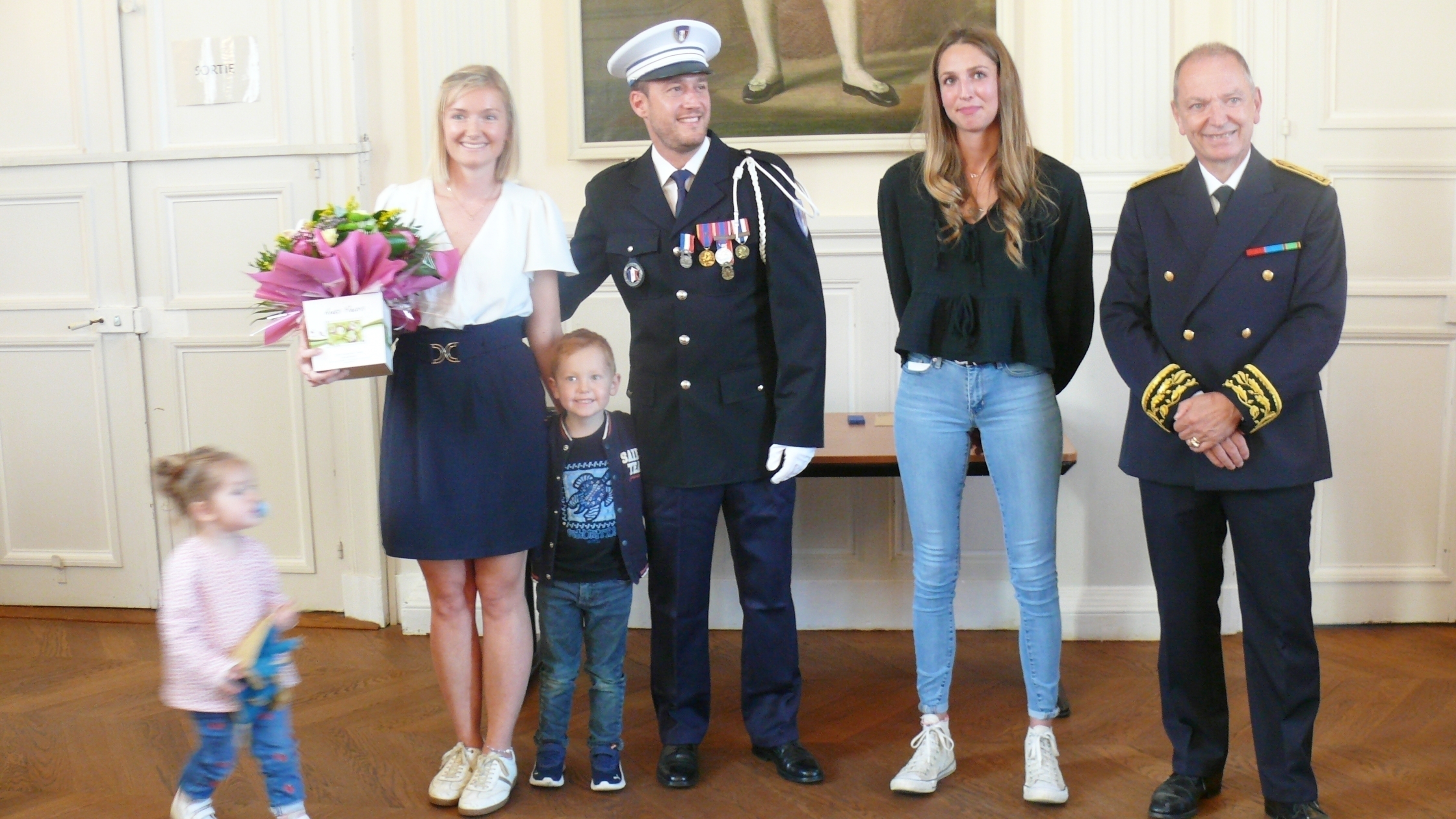 Jérémy Mérivot et sa famille, Camille Lepelley, Alain Castanier, préfet du Gers.