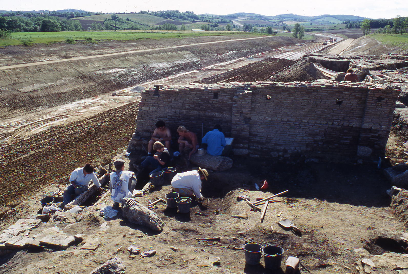 Fouilles sur le site de la Gravette en juin 1994.jpg