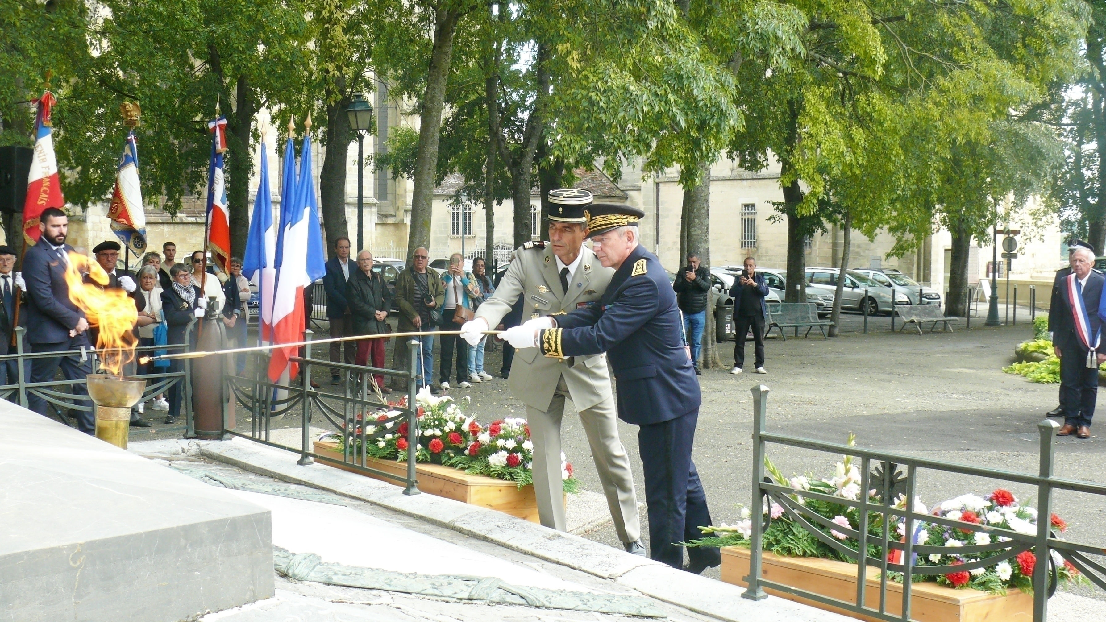 Ravivage de la flamme.