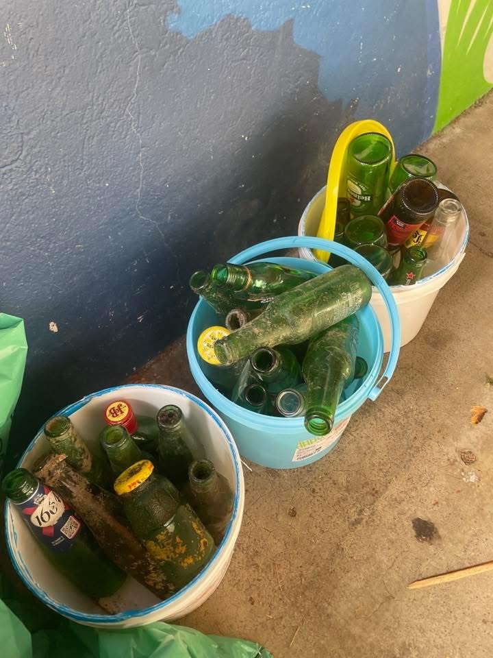 des seaux de bouteilles vides !