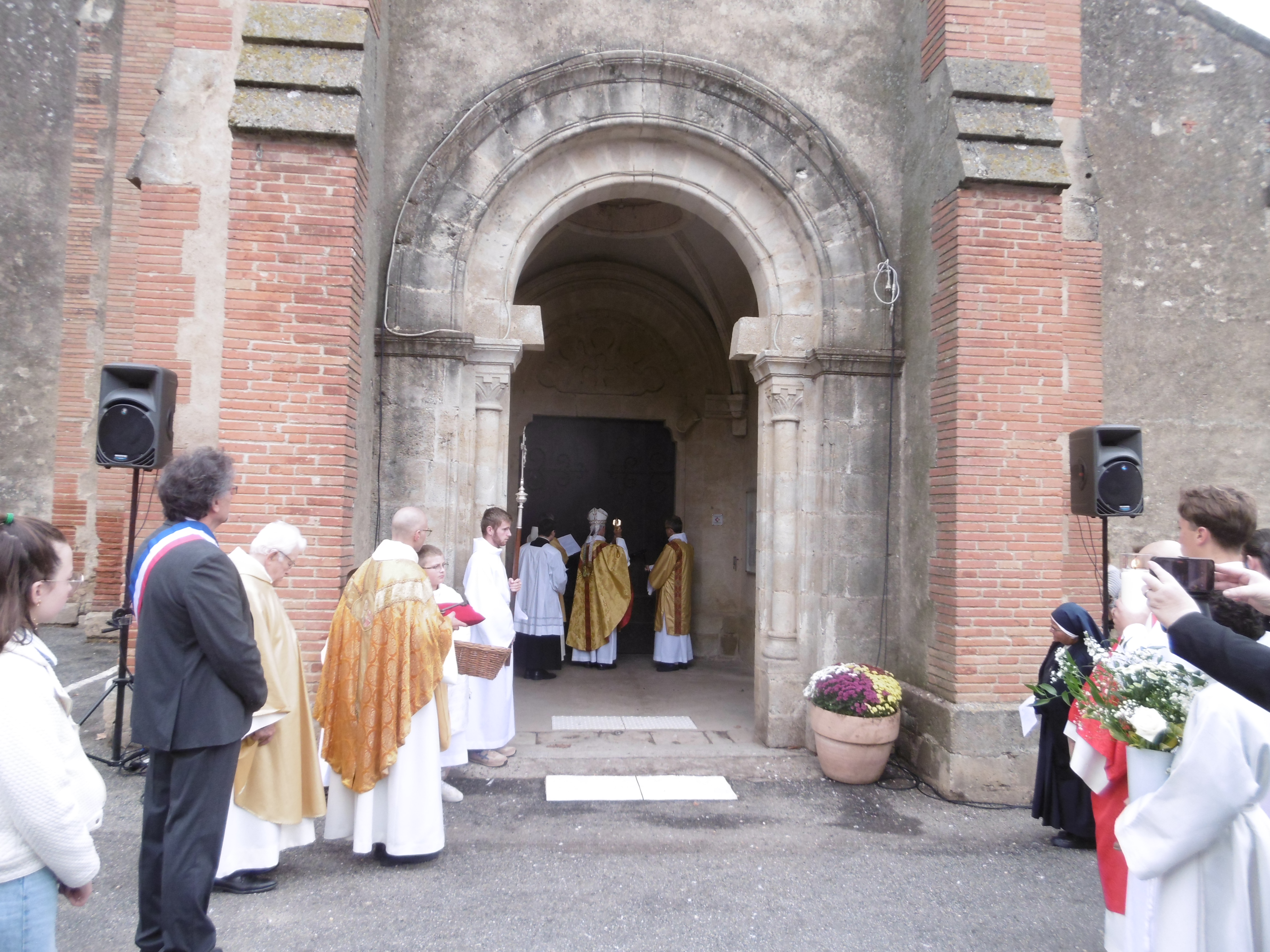 Monseigneur frappe la porte trois fois avec sa crosse, lui donnant l'ordre d'ouvrir