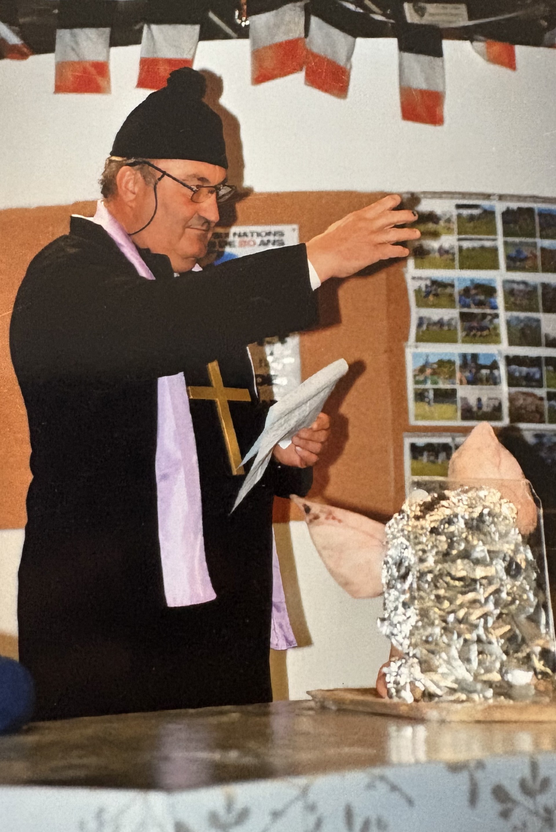 Photo souvenir de l’EAB XV : Hervé Arrouy déguisé pour la bénédiction du cochon.