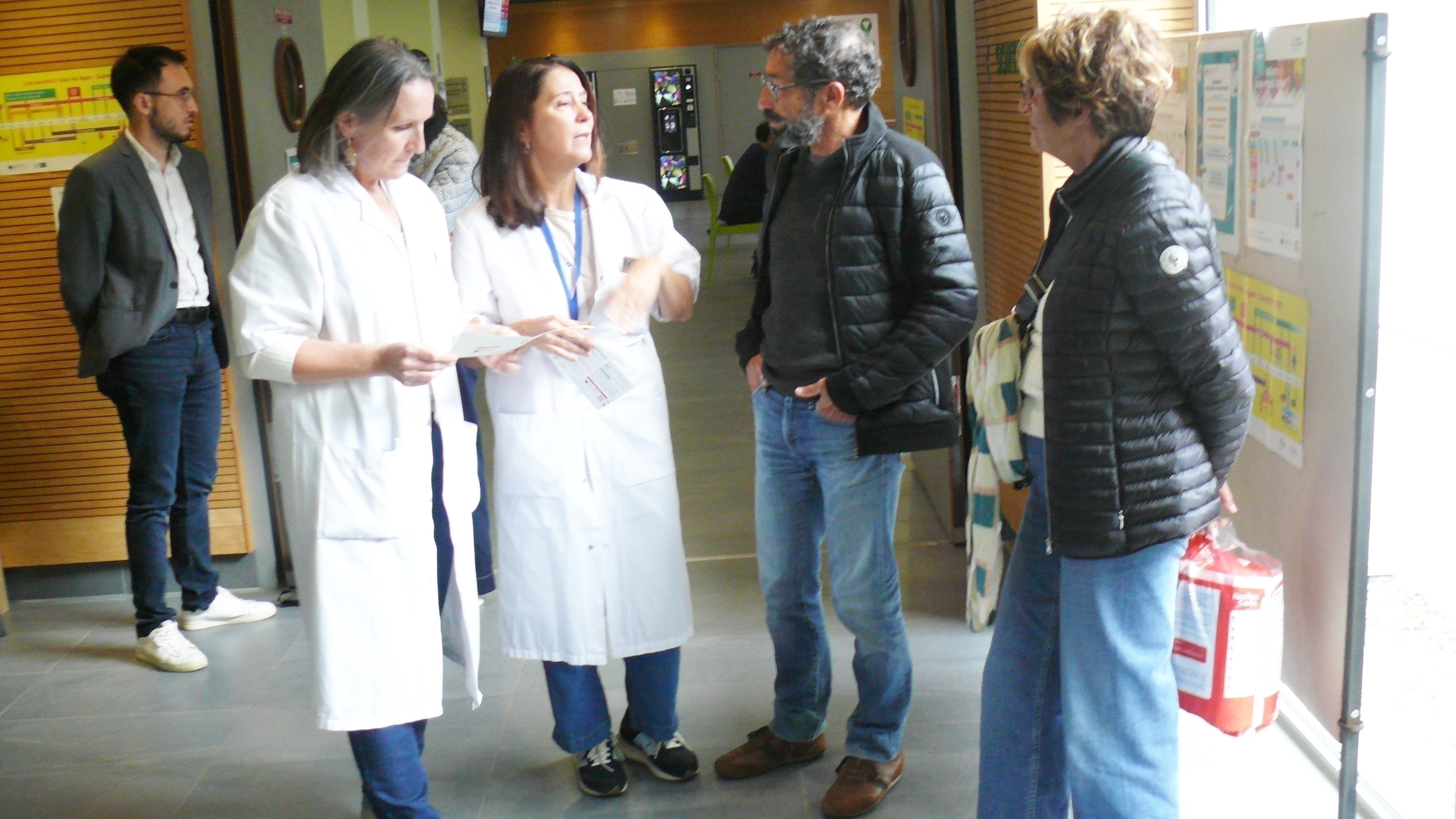 Discussion entre infectiologues et le public.