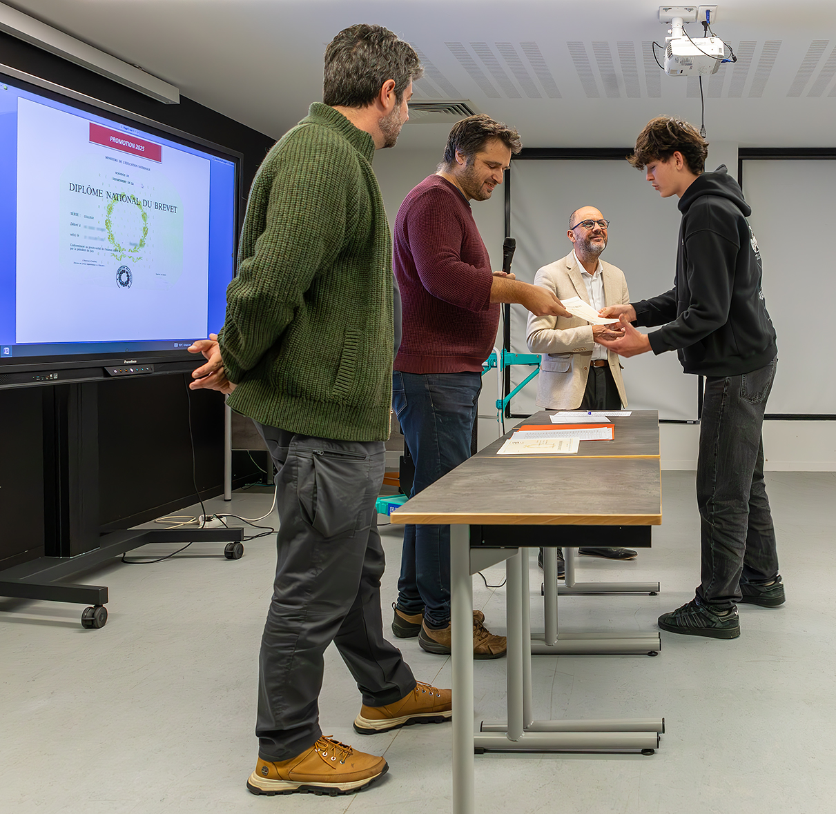 Patrick Fitan, Mr. Hurand, Vianney Guillemet et l'élève qui reçoit le diplôme