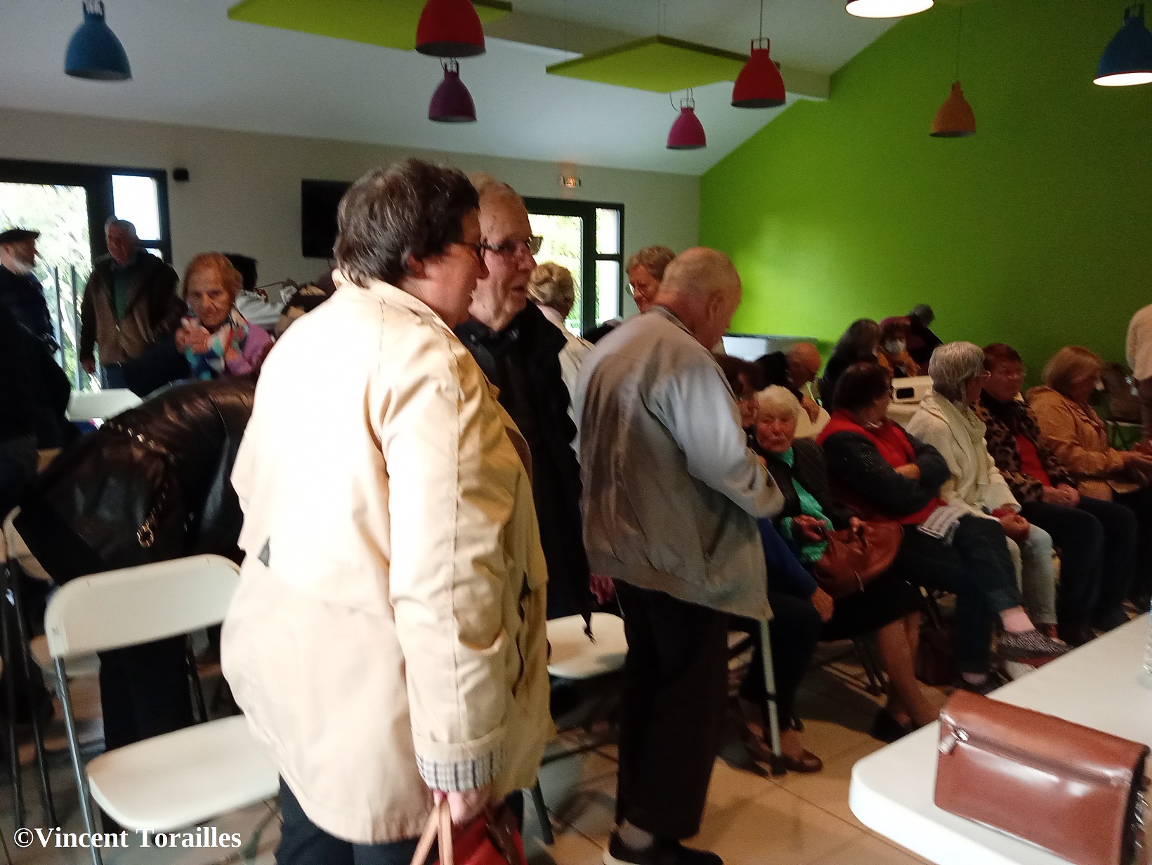Le public enthousiaste à l'issue des lectures.jpg