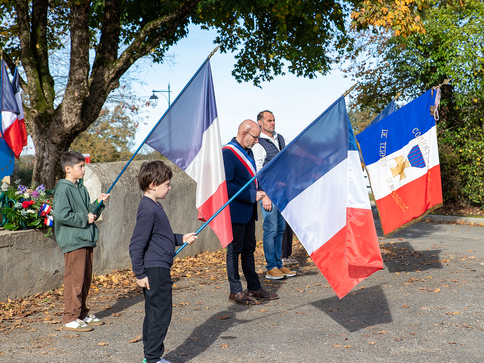 le maire et les porte-drapeaux