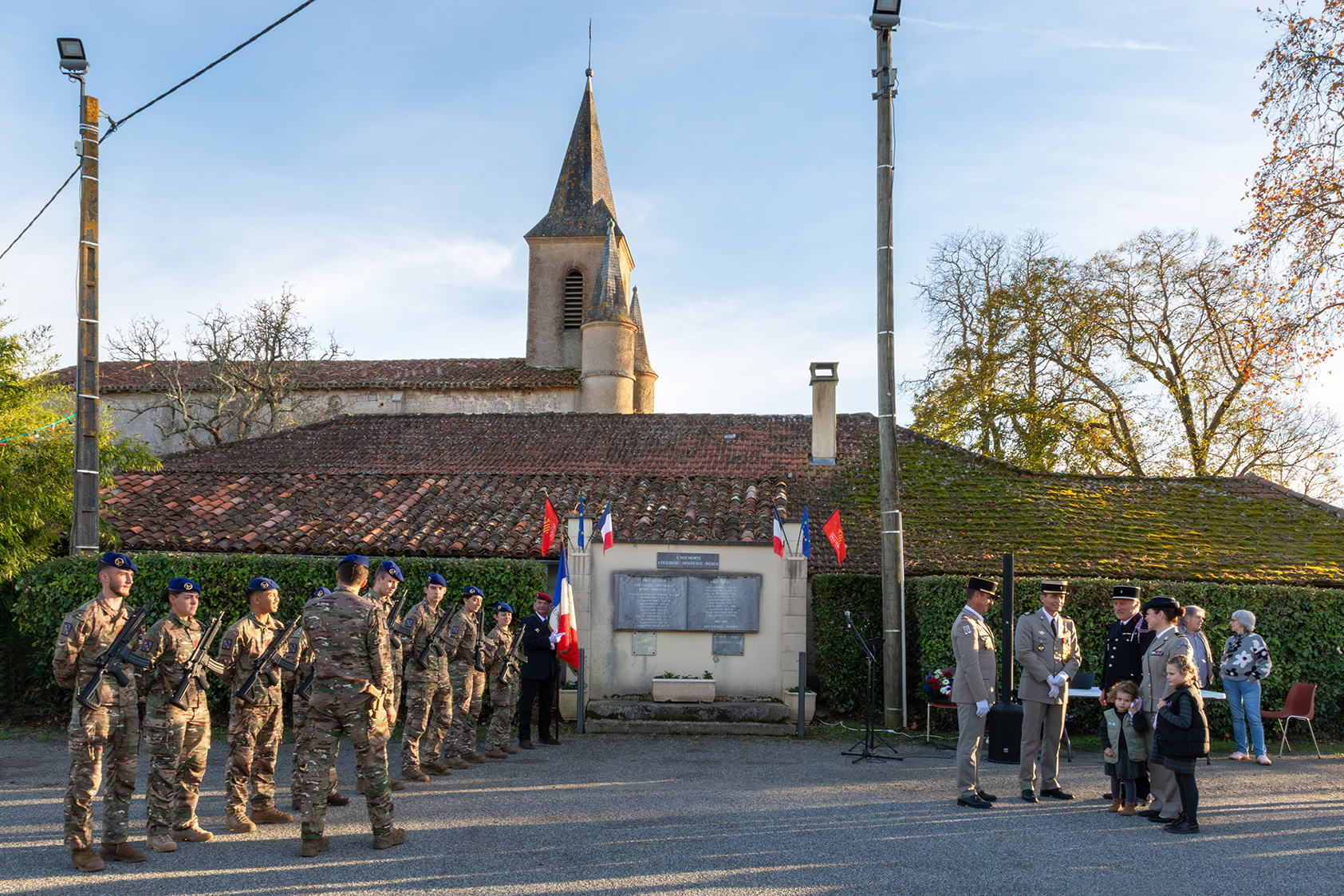 on se retrouve devant le monument aux morts
