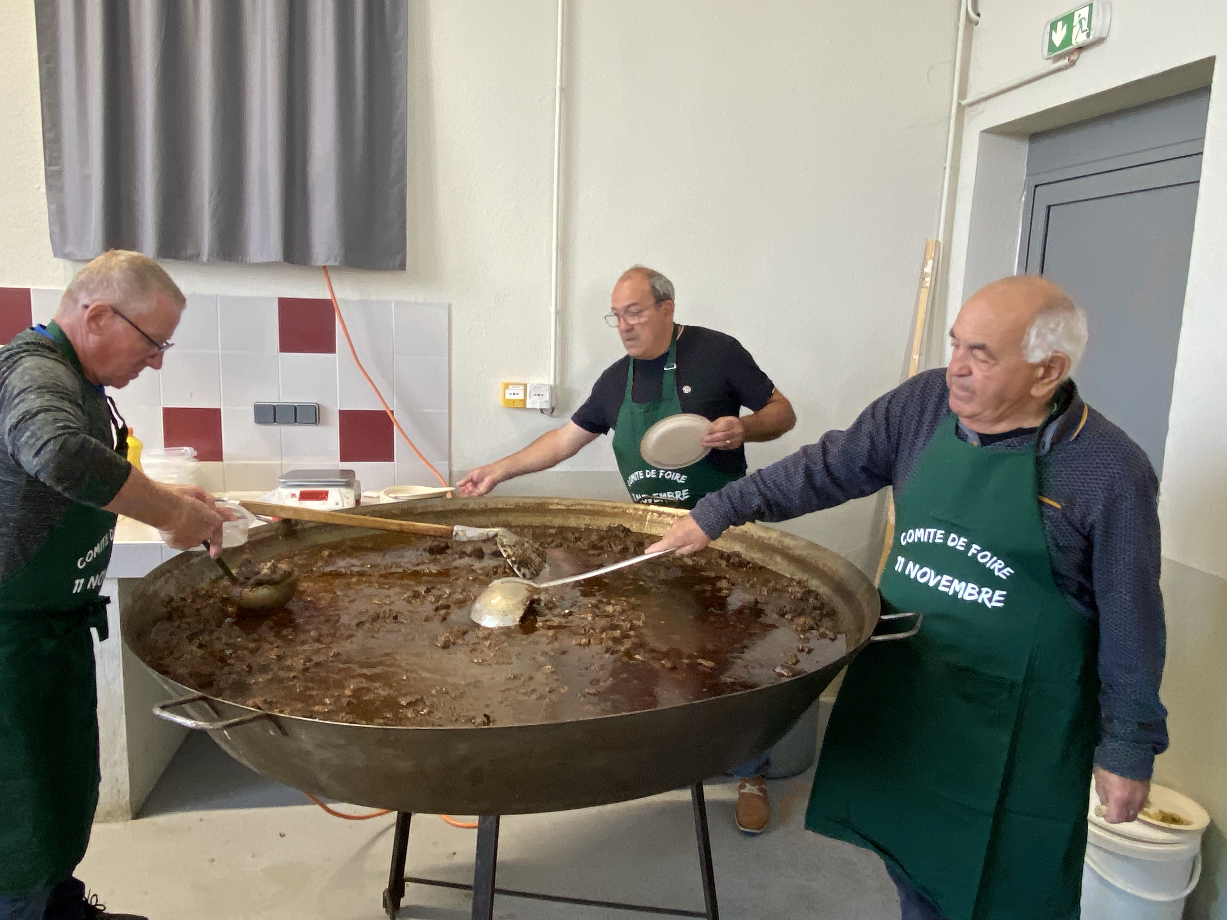 Bénévoles du jour à la cuisson et surveillance de la daube servie aux nombreux invités du jour