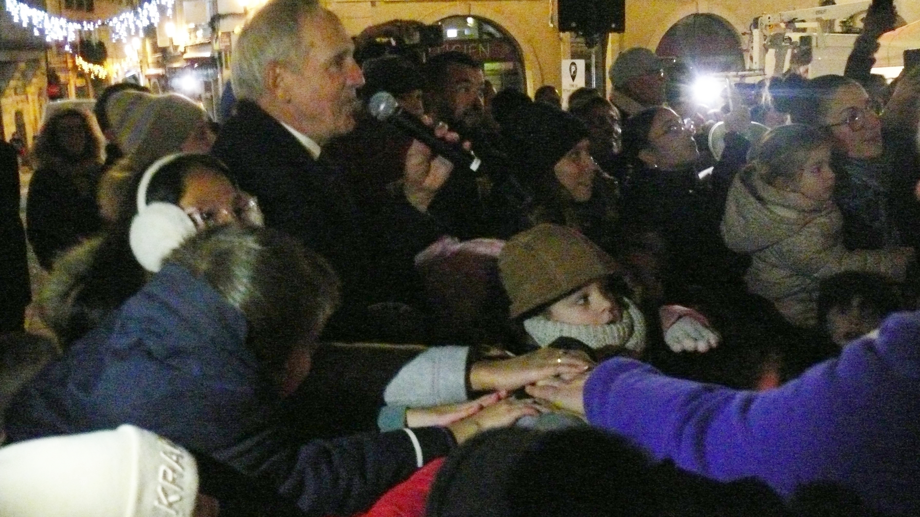 Le magique interrupteur actionné par Christian Laprébende et les enfants.