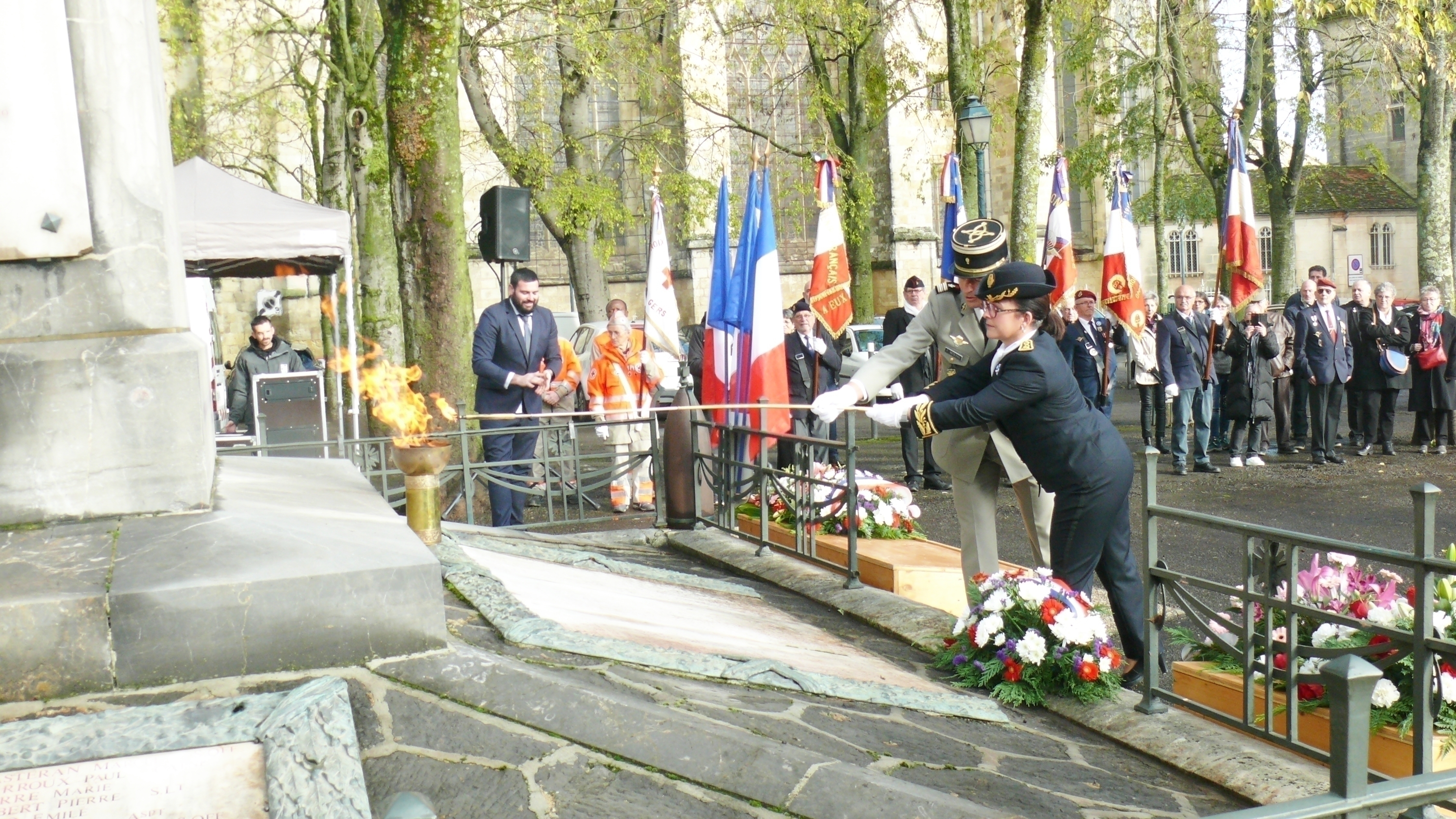 Ravivage de la flamme par Julie David et le lieutenant Frédéric Nicoleau, délégué militaire départemental du Gers.
