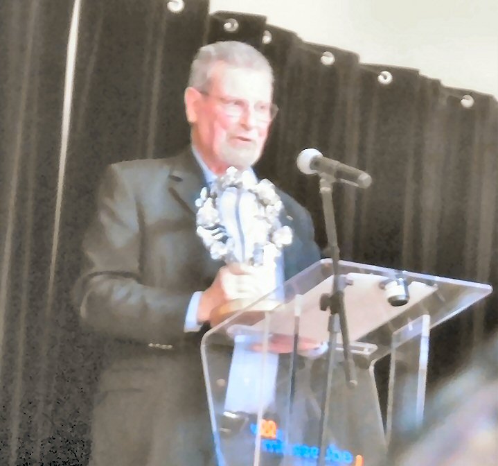 Mr Boucher présentant le superbe trophée du Conseil Régional en forme de Marianne