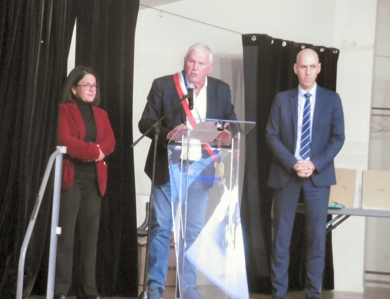 Le maire de Masseube entre Mme Julie David, directrice de cabinet du préfet. et Mr Farid Djemmal , directeur académique du Gers
