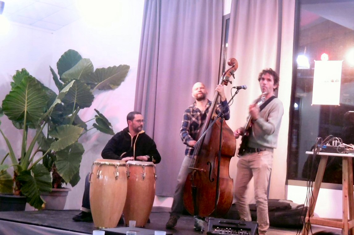 Un trio de musiciens,  bénévoles aussi