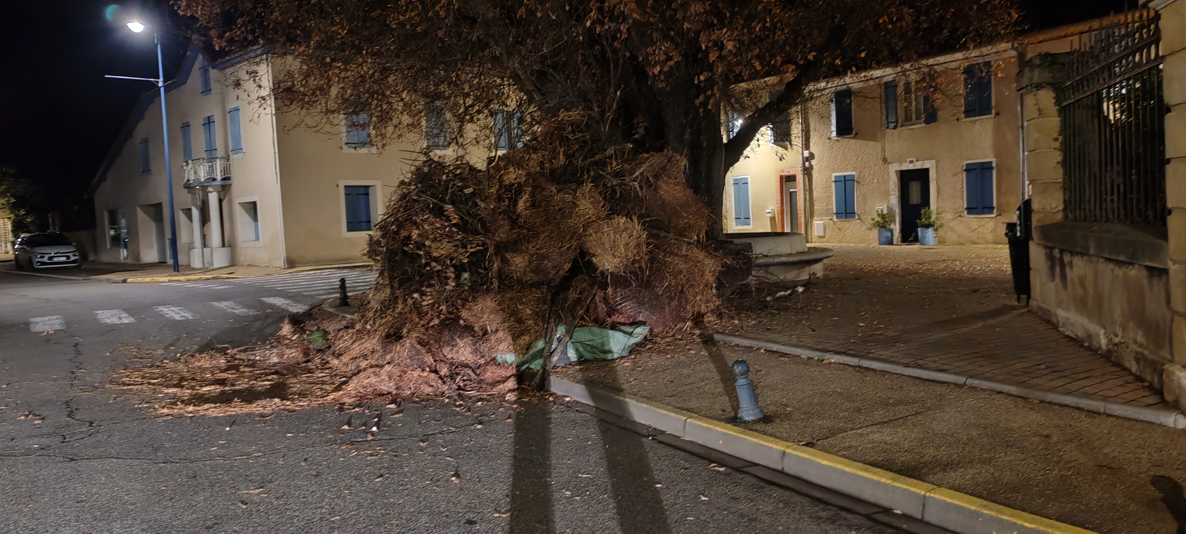 Déversement devant la sous Préfecture de Mirande
