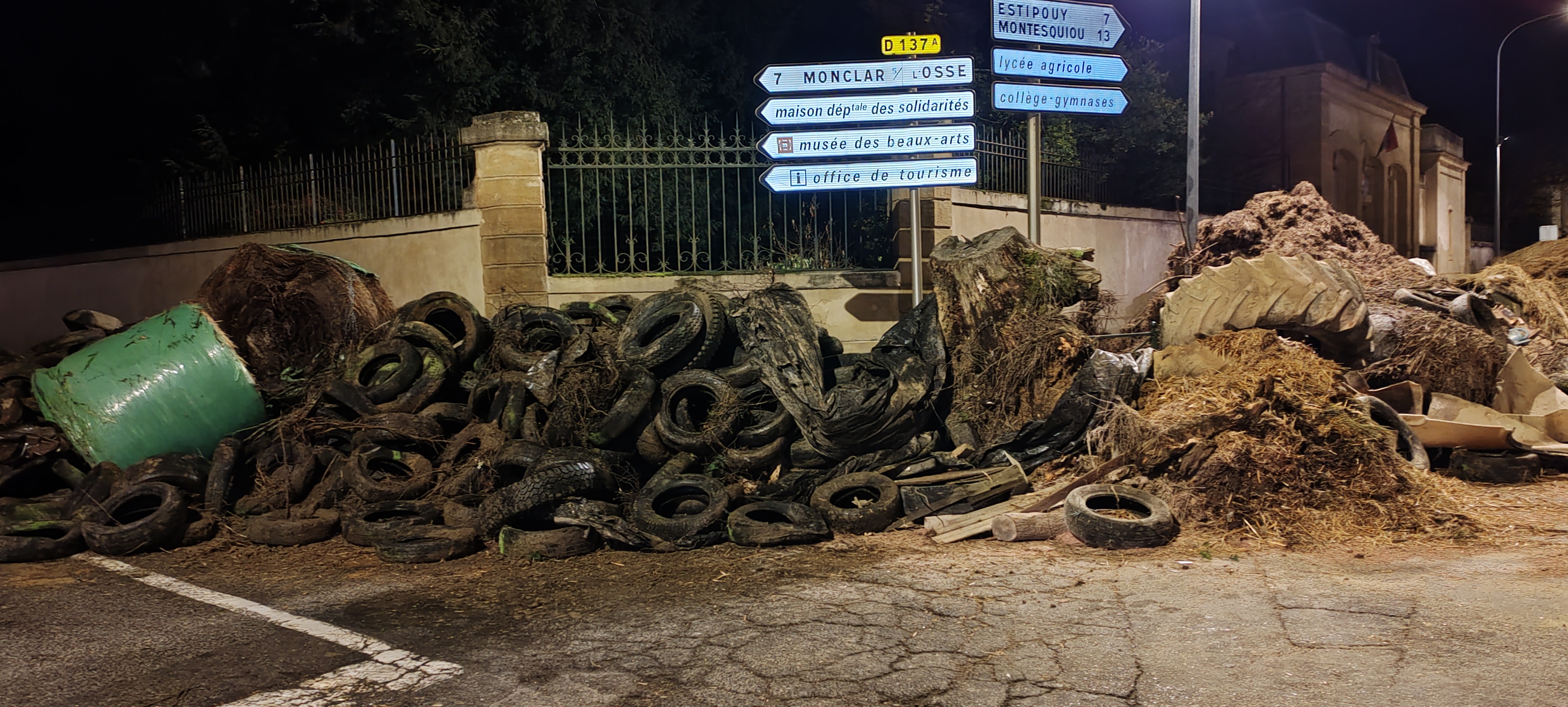 Déversement devant la sous Préfecture de Mirande