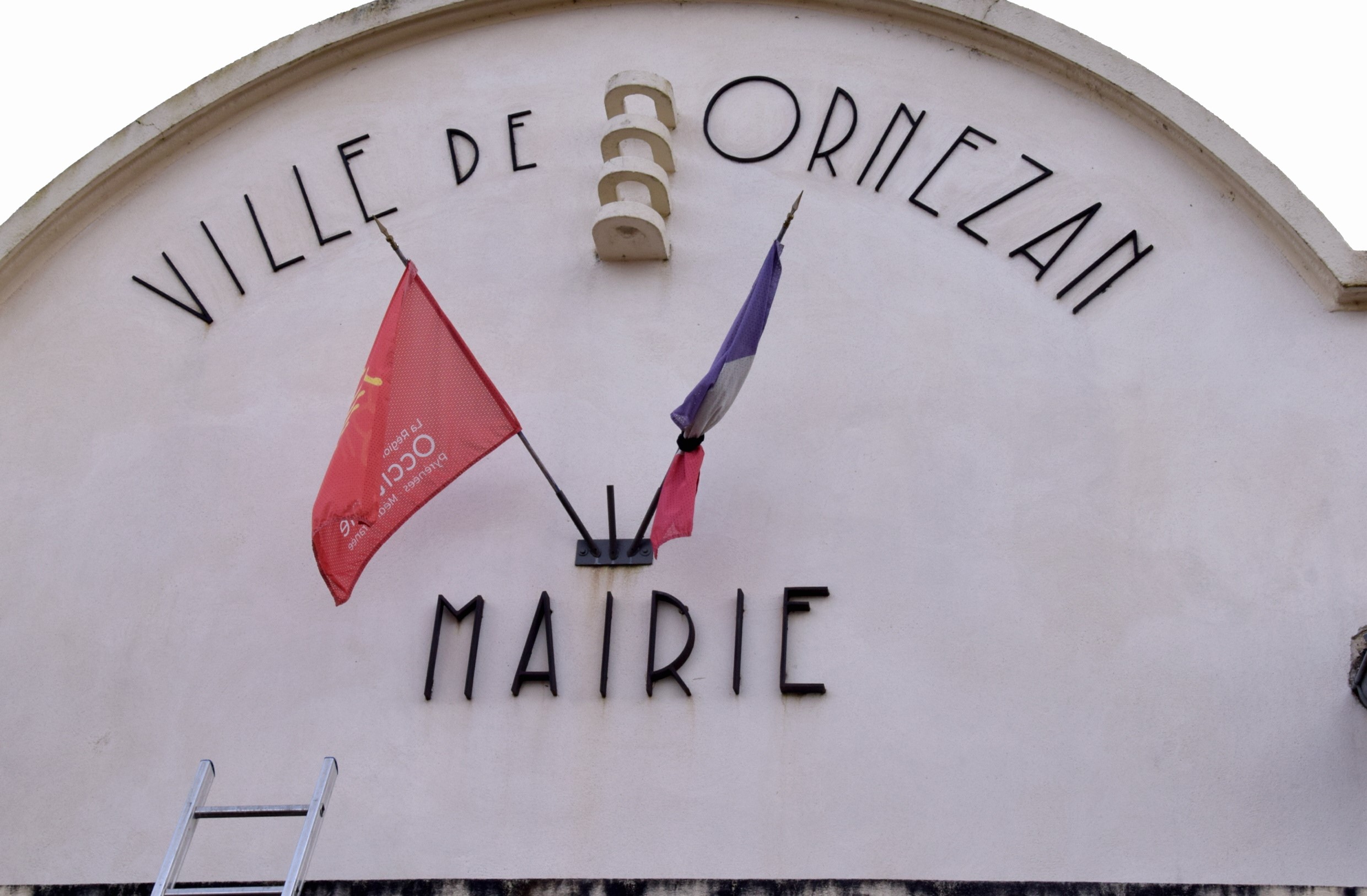 Un crêpe noir  noué autour du drapeau tricolore