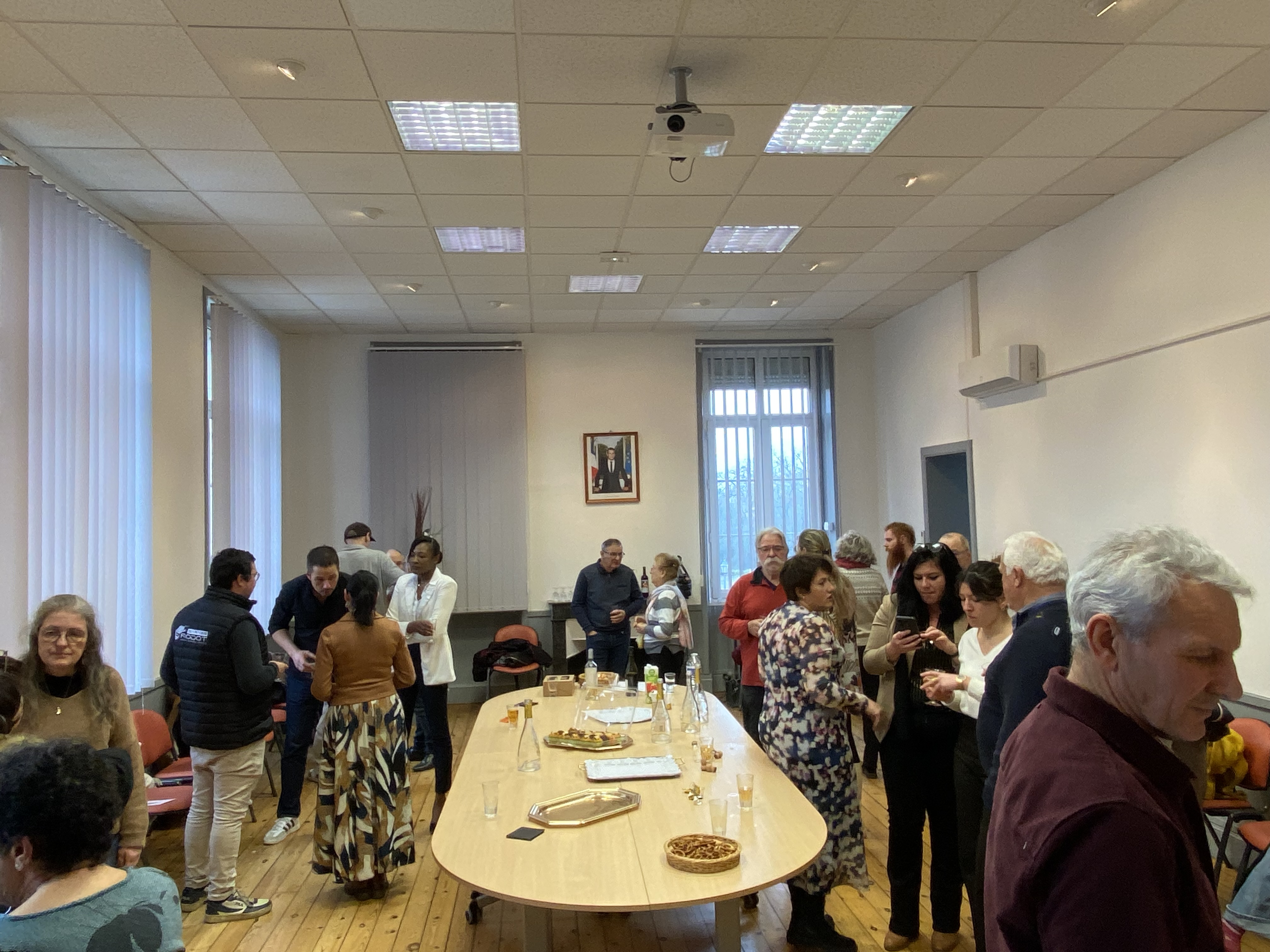 Une ambiance conviviale au sein de la mairie pour l'accueil des nouveaux arrivantsIMG_5553.jpeg