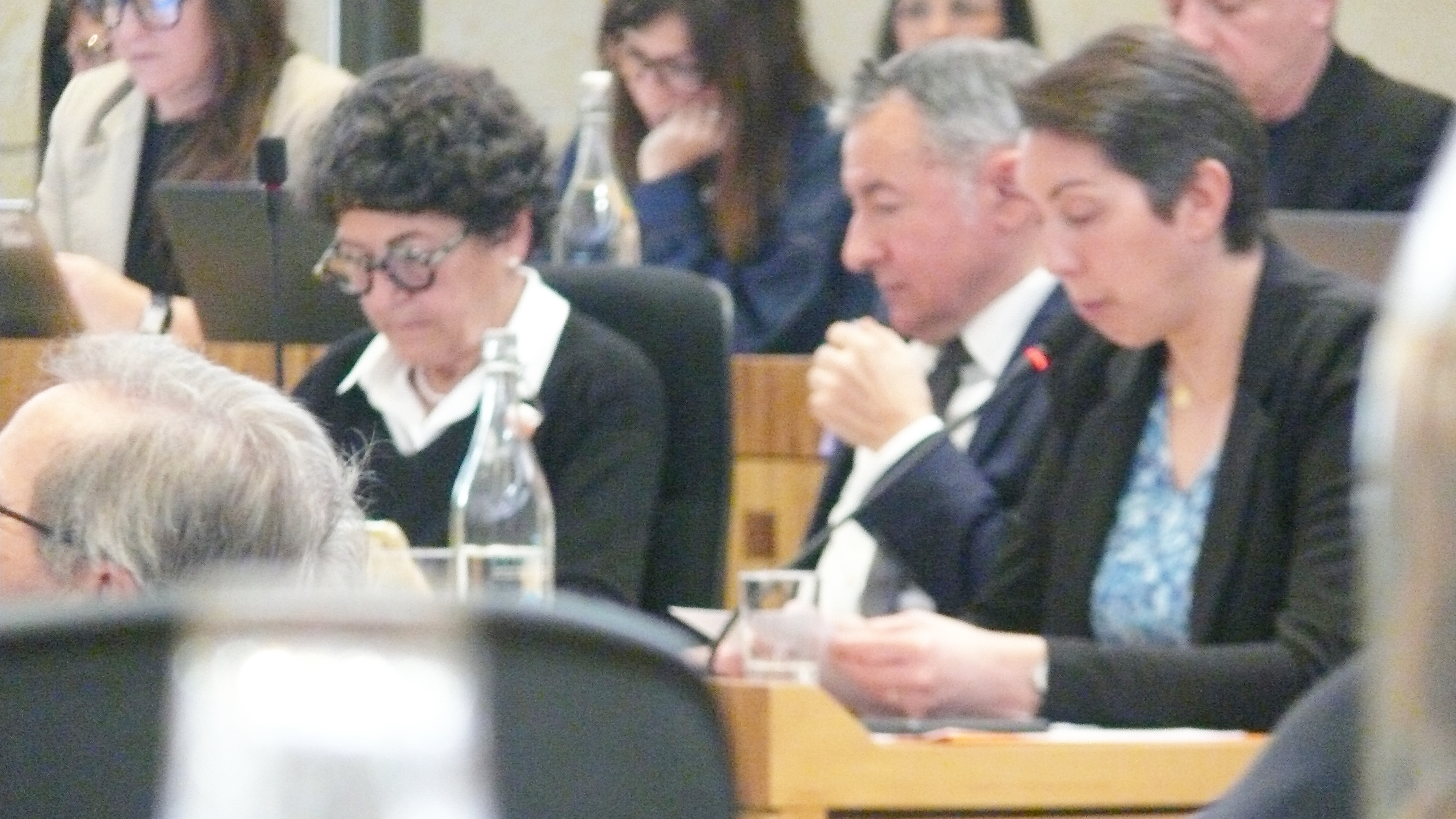Bernard Ksaz entouré de Charlette Boué et Lydie Toison