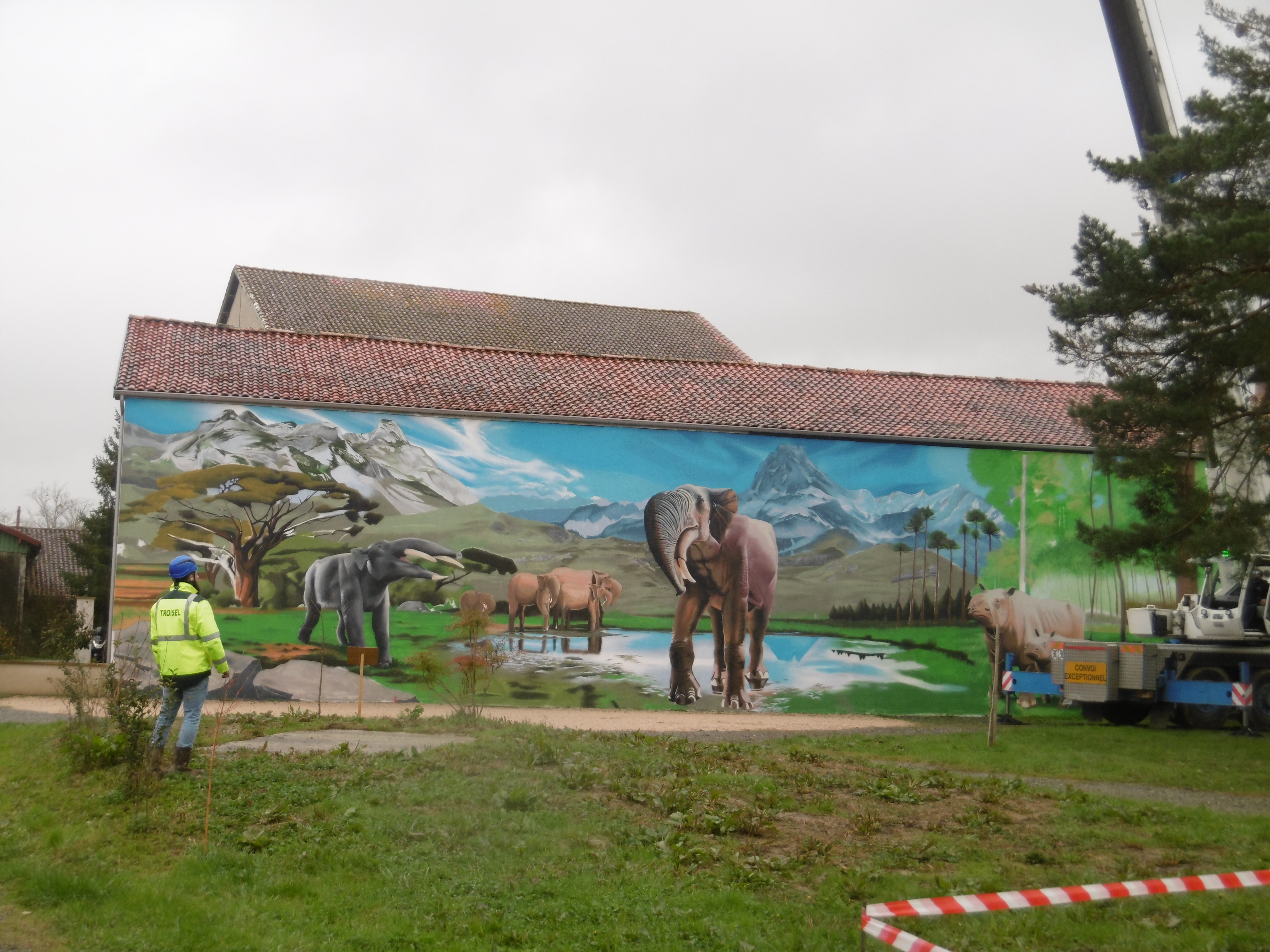 Tous installés devant la superbe fresque
