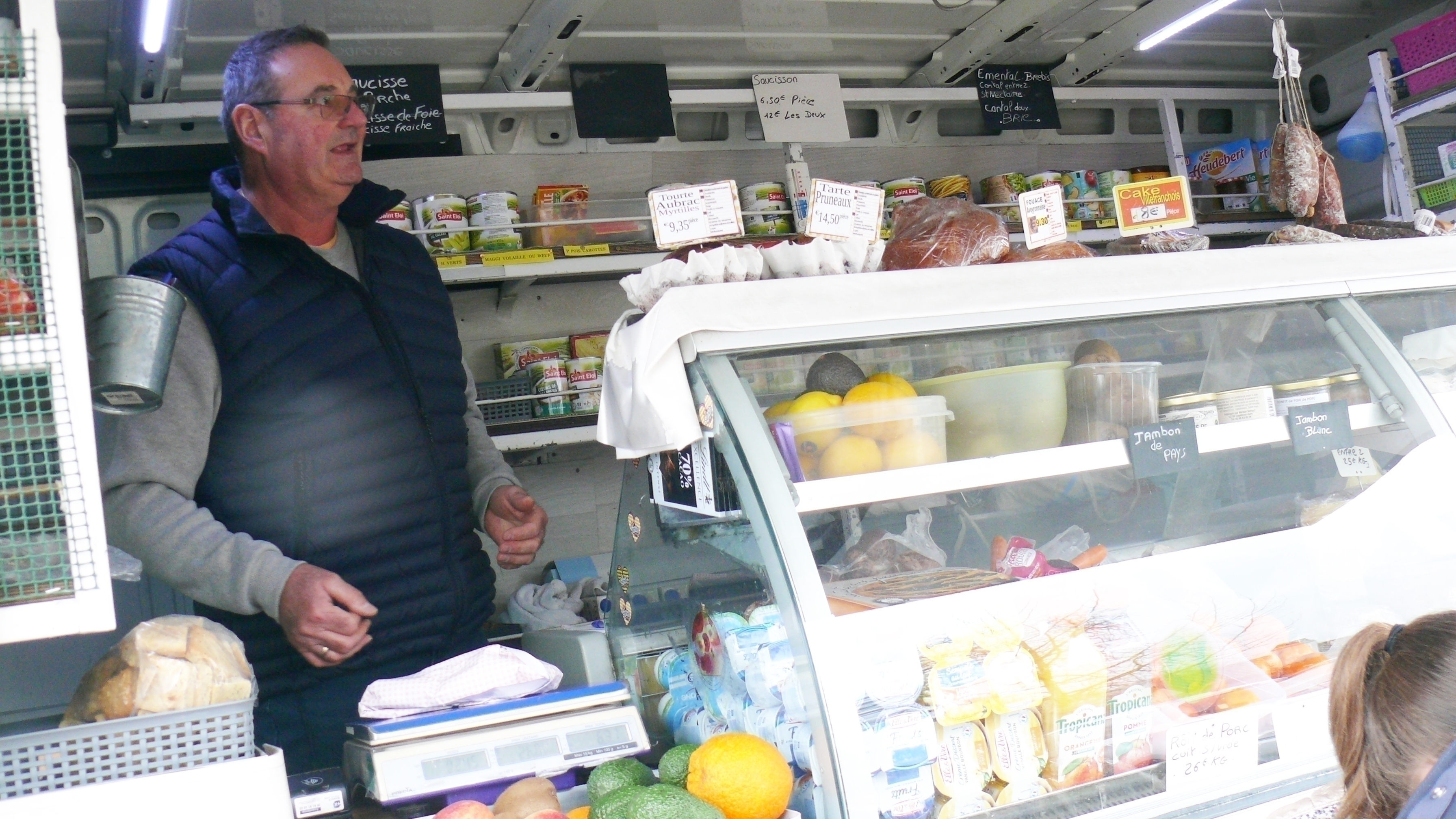 Jean-Guy dans son épicerie.