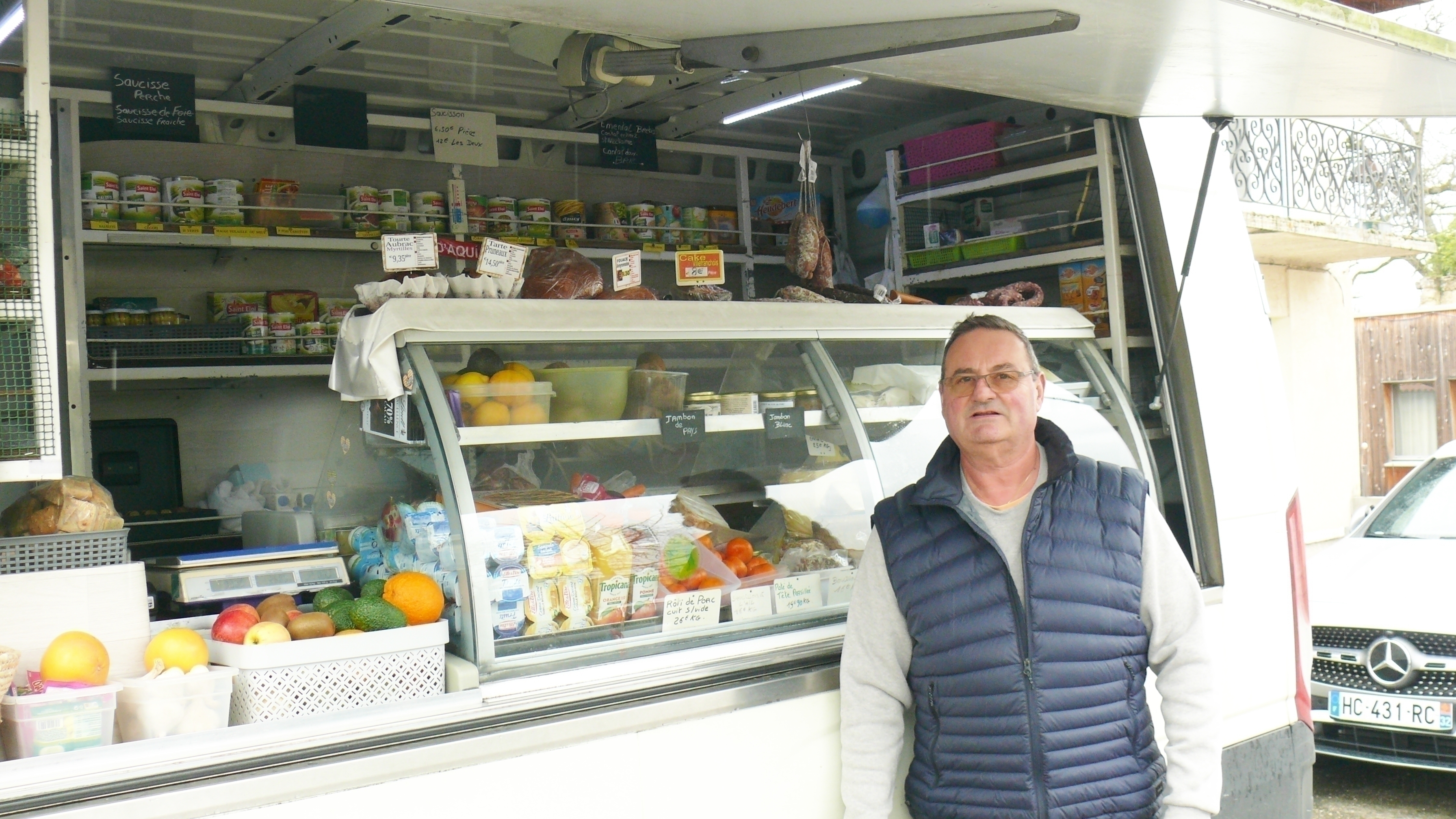 La vitrine de l'épicerie.