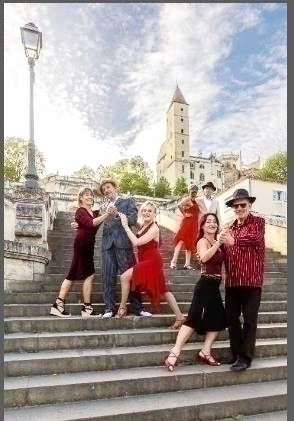 Danseurs à l'escalier monumental