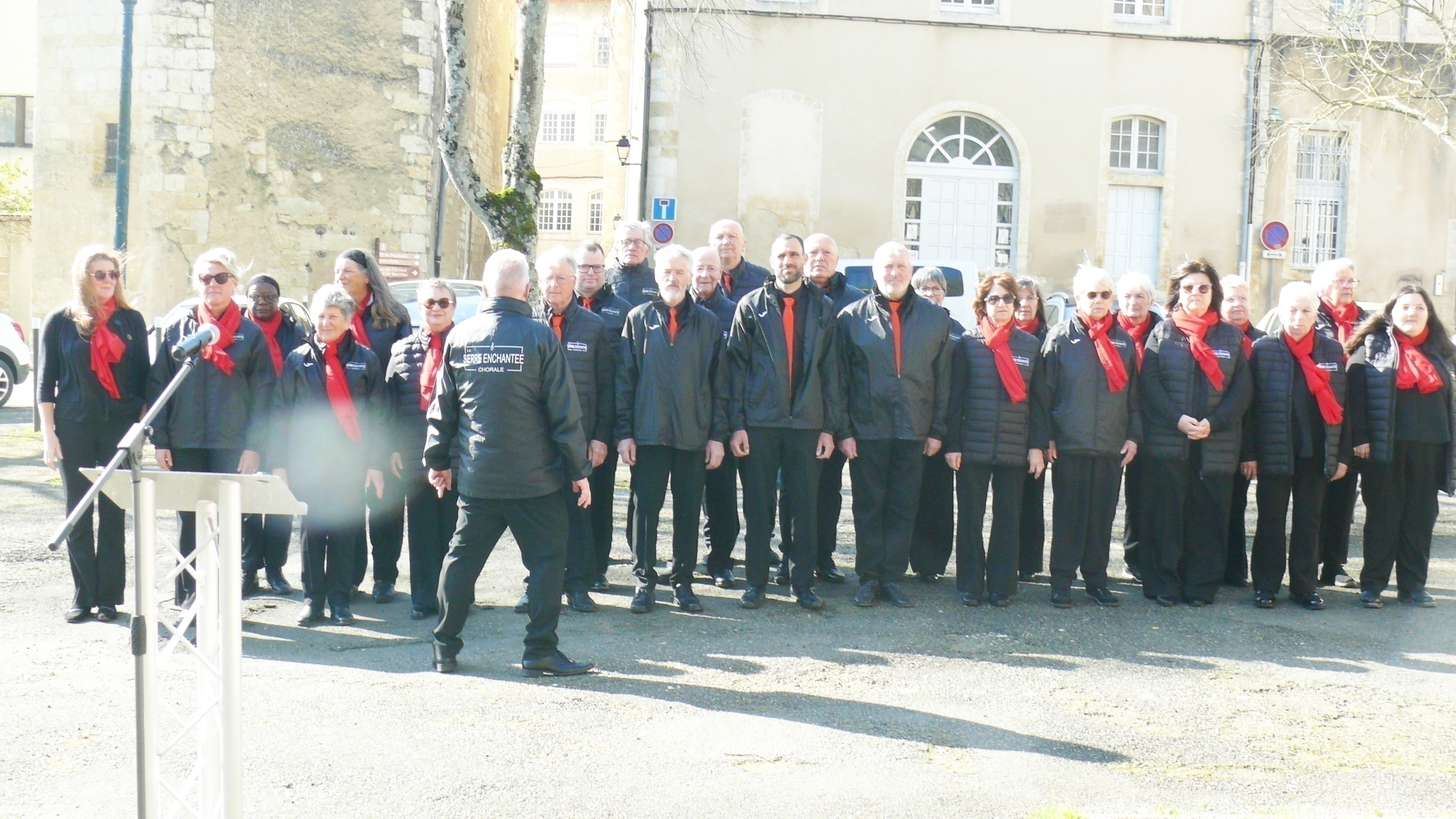 la chorale « La Serre Enchantée » de Tachoires a interprété la Marseillaise.