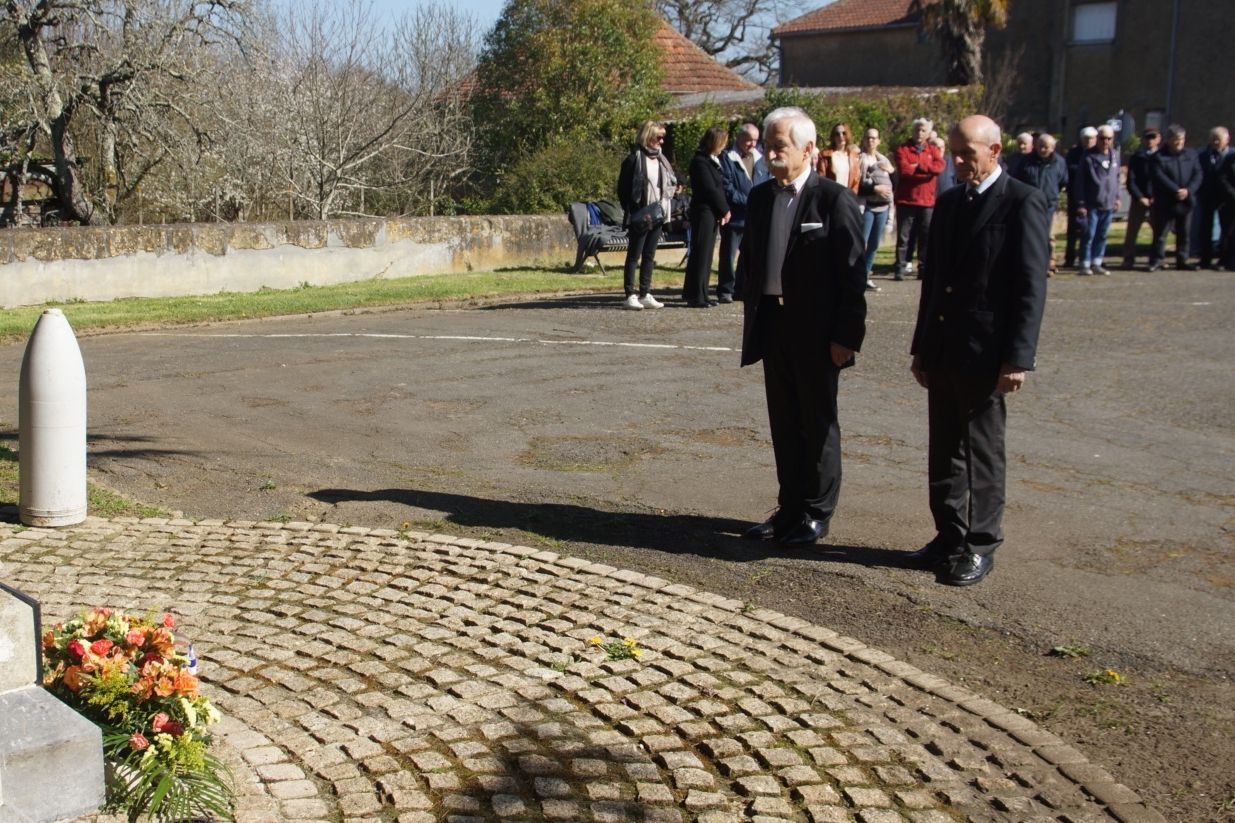 Au monument aux Morts.