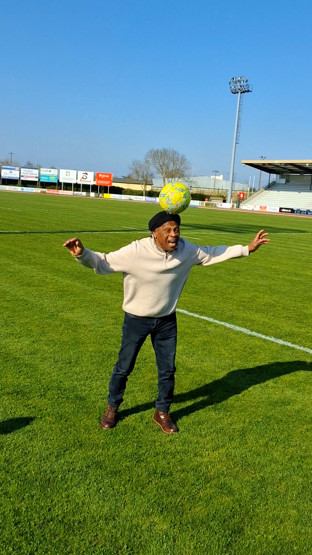 Coup de boule à la vie comme Basile Boli .jpg