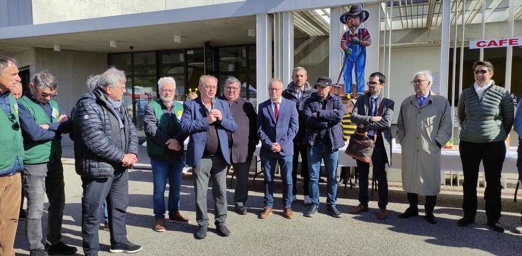 Les élus  municipaux ,  départementaux, plus  la Région  réunis