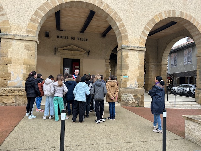 Accueil devant la mairie.