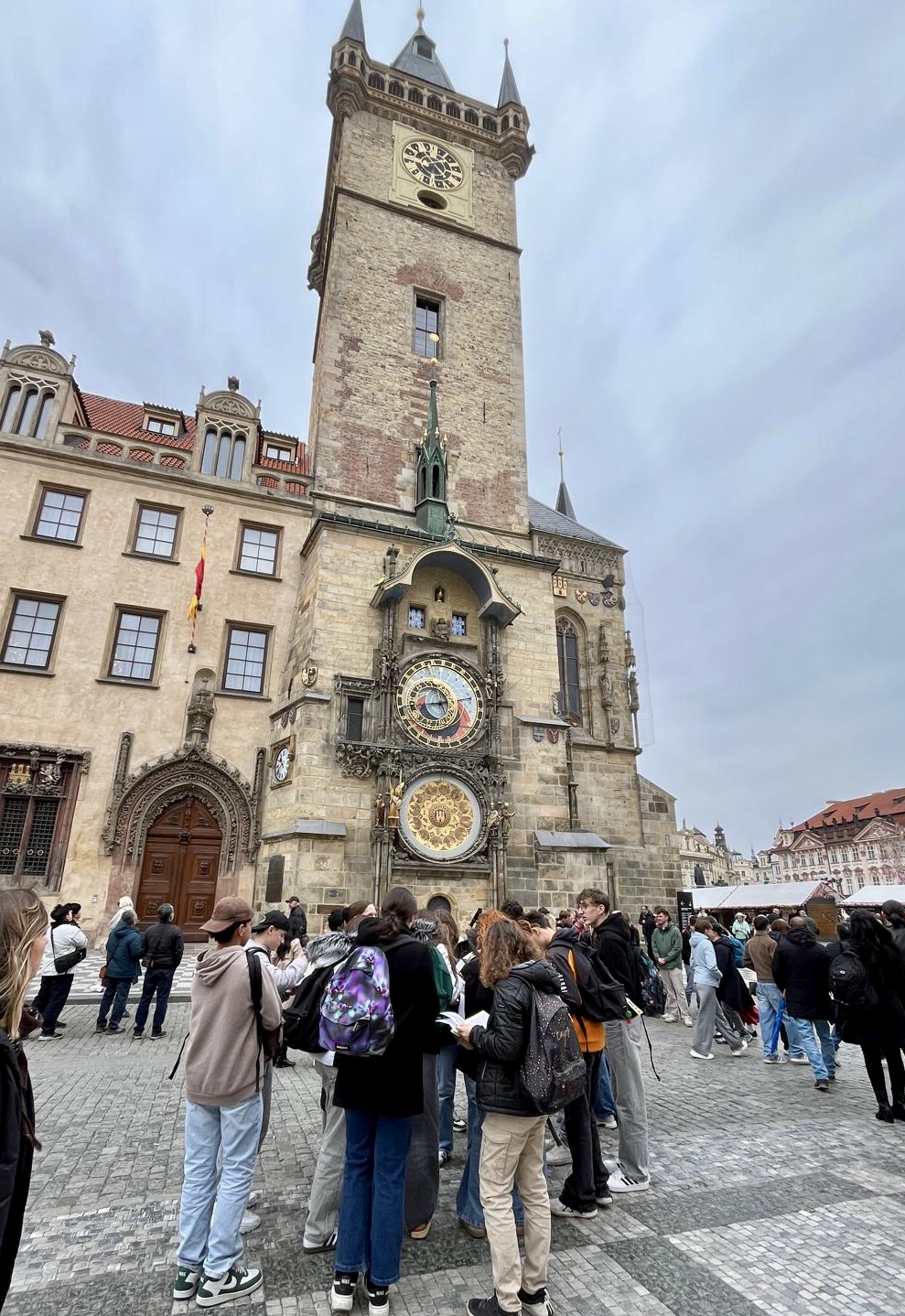 A Prague, devant l'horloge astronomique